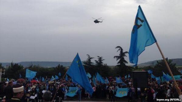 В Крыму прямо над митингом крымских татар кружат военные вертолеты. Фотофакт