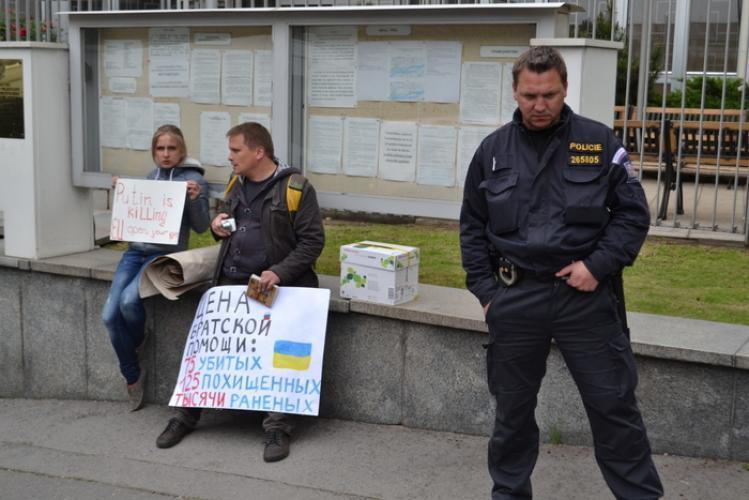 Украинские туристы в Праге устроили референдум с вопросом "Путин – х**ло?"
