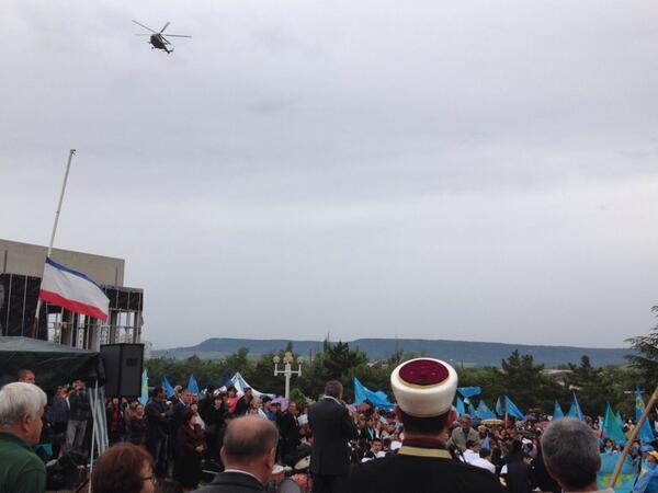 В Крыму прямо над митингом крымских татар кружат военные вертолеты. Фотофакт
