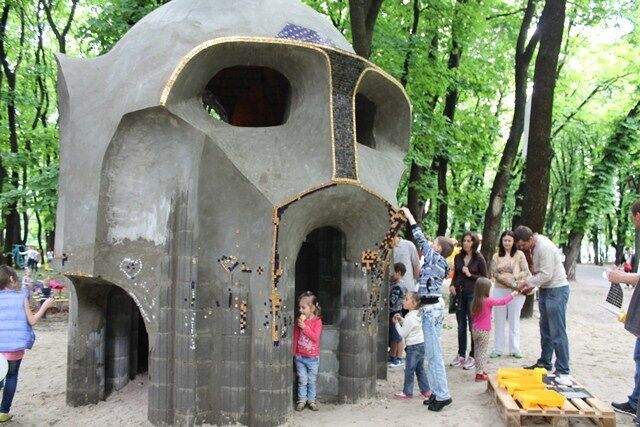 В парке имени Пушкина появилась уникальная сказочная скульптура и детская площадка