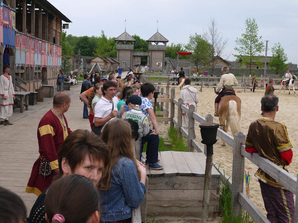 В Древнем Киеве прошел турнир конных лучников: бронзу забрал самый юный участник