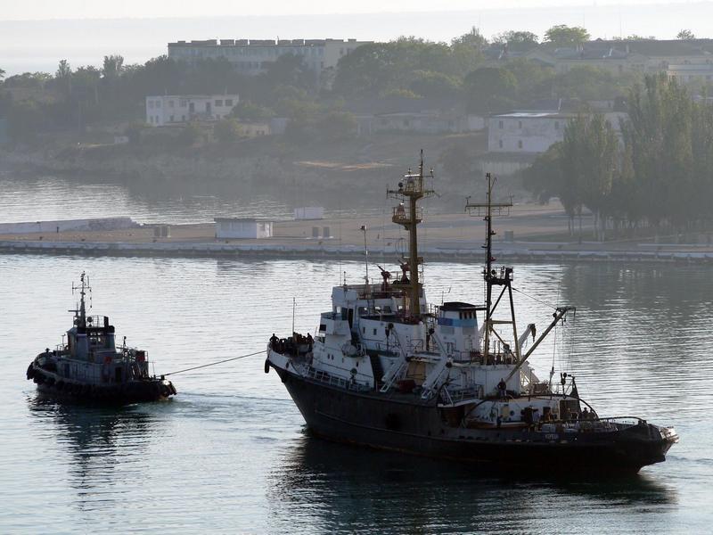 Из аннексированного Крыма вывели тральщик, два буксира и катер ВМС Украины. Фотофакт
