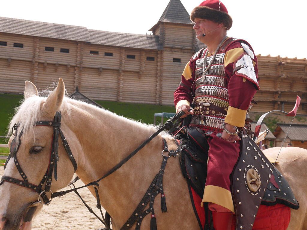 В Древнем Киеве прошел турнир конных лучников: бронзу забрал самый юный участник