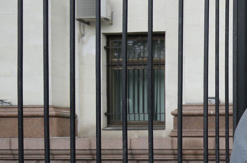 Здание посольства РФ в Киеве начали укреплять решеткой. Фотофакт