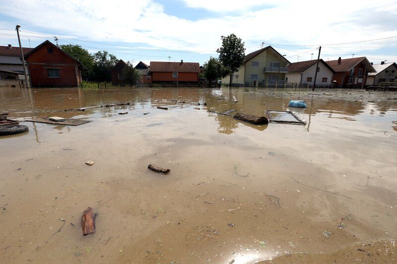 Из-за наводнения сербы строят 12-километровую стену