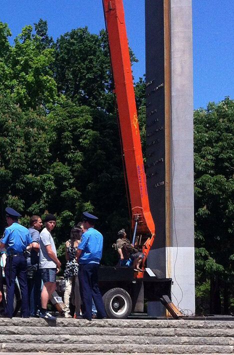 "ДНРовцы" не смогли снять флаг Украины с флагштока на главной площади Донецка