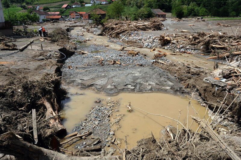 Из-за наводнения сербы строят 12-километровую стену
