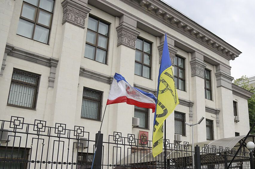 Здание посольства РФ в Киеве начали укреплять решеткой. Фотофакт
