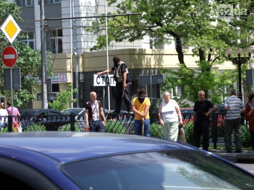 У Донецьку прихильники "ДНР" кидали каміння в проїжджаючі авто. Міліція діяла