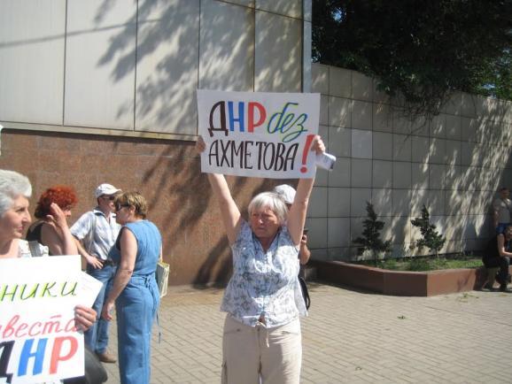 "ДНРовци" відправили на мітинг під "Азовсталь" літніх людей. Фотофакт