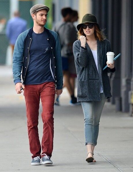 Эмма Стоун погрозила папарацци кулачком