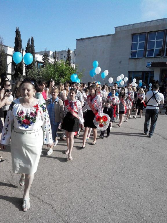 В Севастополе на последний звонок ученики гимназии пришли в вышиванках
