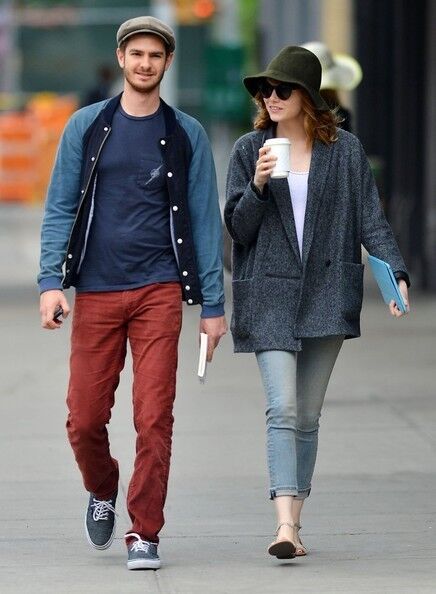 Эмма Стоун погрозила папарацци кулачком