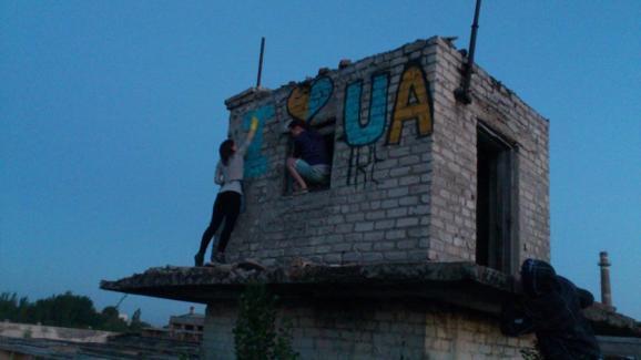 Оккупированный террористами Луганск стал сине-желтым. Фотофакт