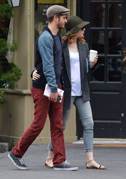 Эмма Стоун погрозила папарацци кулачком