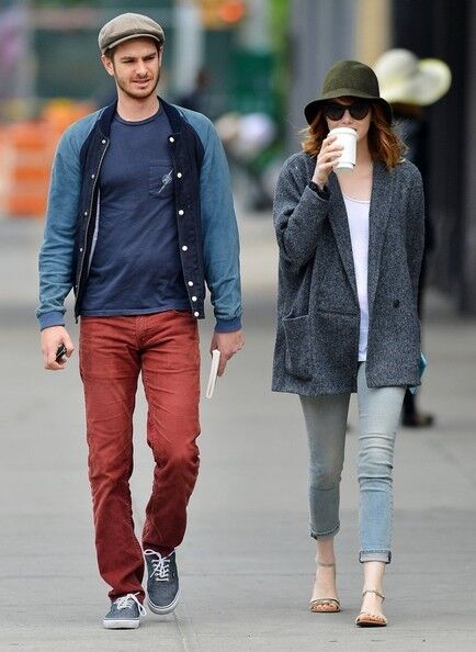 Эмма Стоун погрозила папарацци кулачком