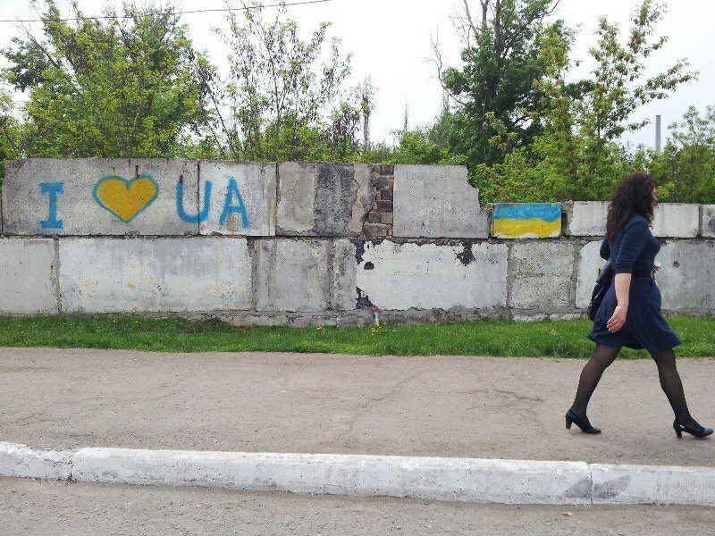 Оккупированный террористами Луганск стал сине-желтым. Фотофакт