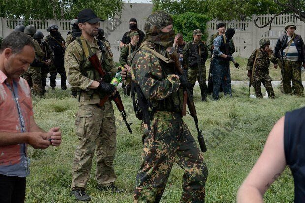 Террористы убили мужчину со свастикой на груди, приняв его за члена "Правого сектора"