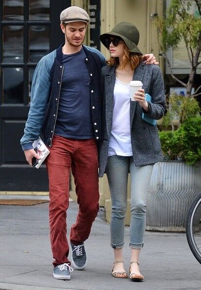 Эмма Стоун погрозила папарацци кулачком