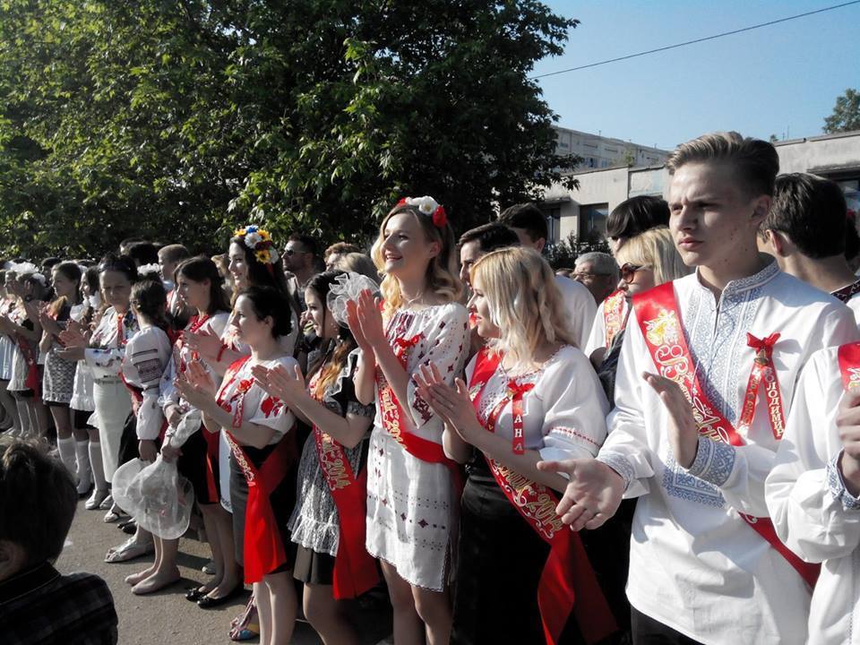 В Севастополе на последний звонок ученики гимназии пришли в вышиванках