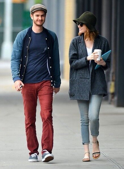 Эмма Стоун погрозила папарацци кулачком