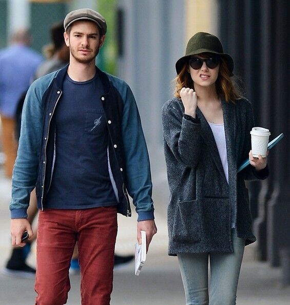 Эмма Стоун погрозила папарацци кулачком