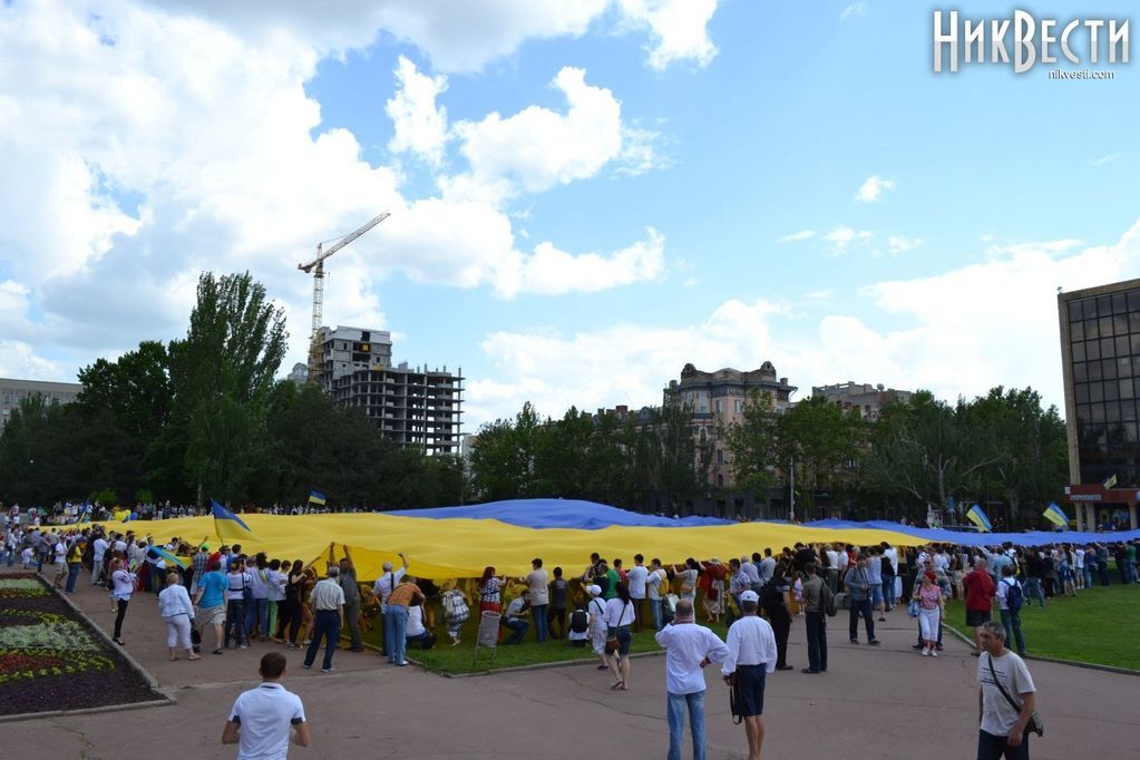 Николаевцы маршировали в вышиванках и развернули огромный флаг Украины