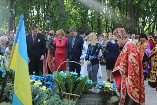 На Тернопольщине установили памятник "Небесной сотне"