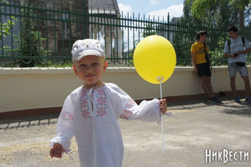 Миколаївці марширували у вишиванках і розгорнули величезний прапор України