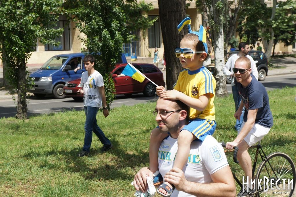 Николаевцы маршировали в вышиванках и развернули огромный флаг Украины