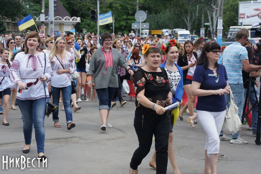 Николаевцы маршировали в вышиванках и развернули огромный флаг Украины