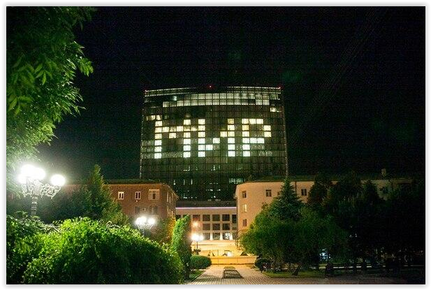 Офис Ахметова огромными буквами призывал к миру. Фотофакт
