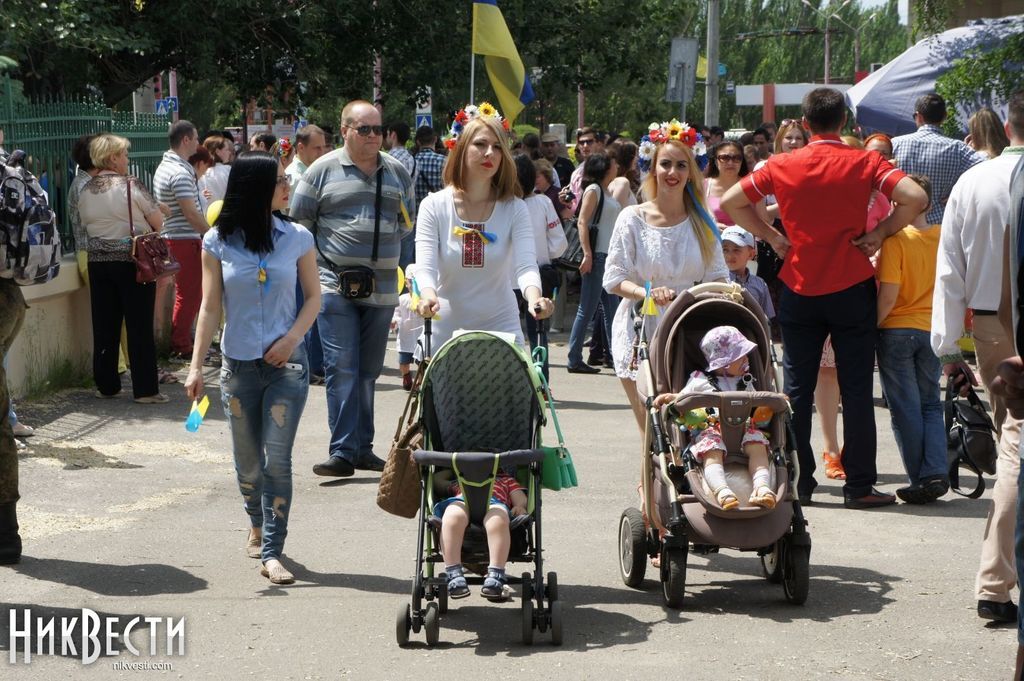 Николаевцы маршировали в вышиванках и развернули огромный флаг Украины