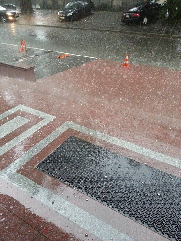 В Киеве резко испортилась погода: улицы затопило, выпал град