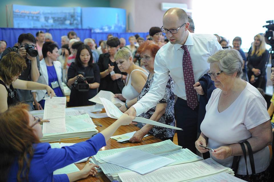 Яценюк проголосував і заявив, що спроба Росії зірвати вибори не вдалася 