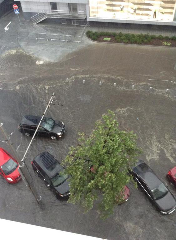 В Киеве резко испортилась погода: улицы затопило, выпал град