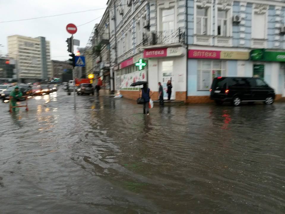 В Киеве резко испортилась погода: улицы затопило, выпал град