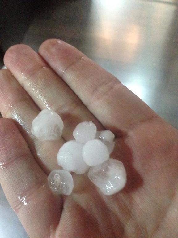 В Киеве резко испортилась погода: улицы затопило, выпал град