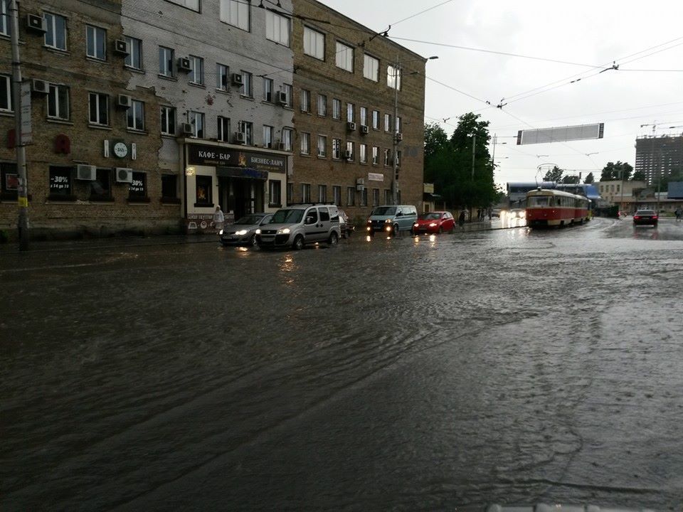 В Киеве резко испортилась погода: улицы затопило, выпал град