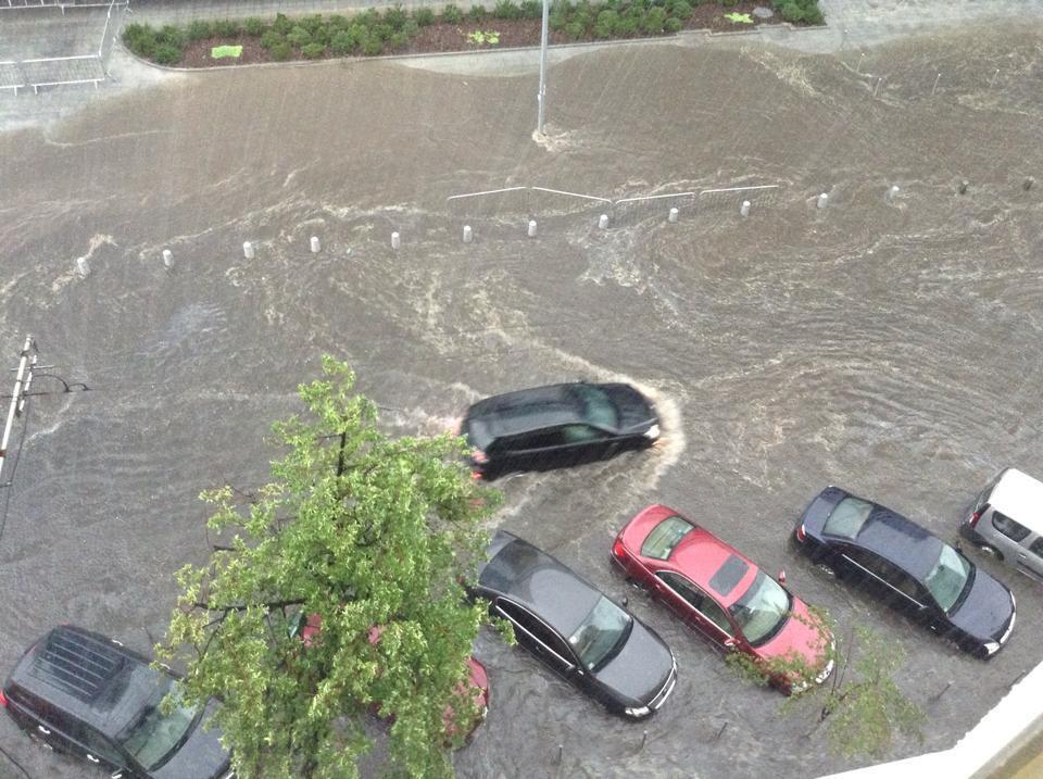 В Киеве резко испортилась погода: улицы затопило, выпал град