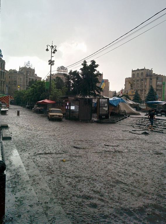 В Киеве резко испортилась погода: улицы затопило, выпал град