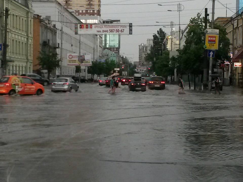 В Киеве резко испортилась погода: улицы затопило, выпал град