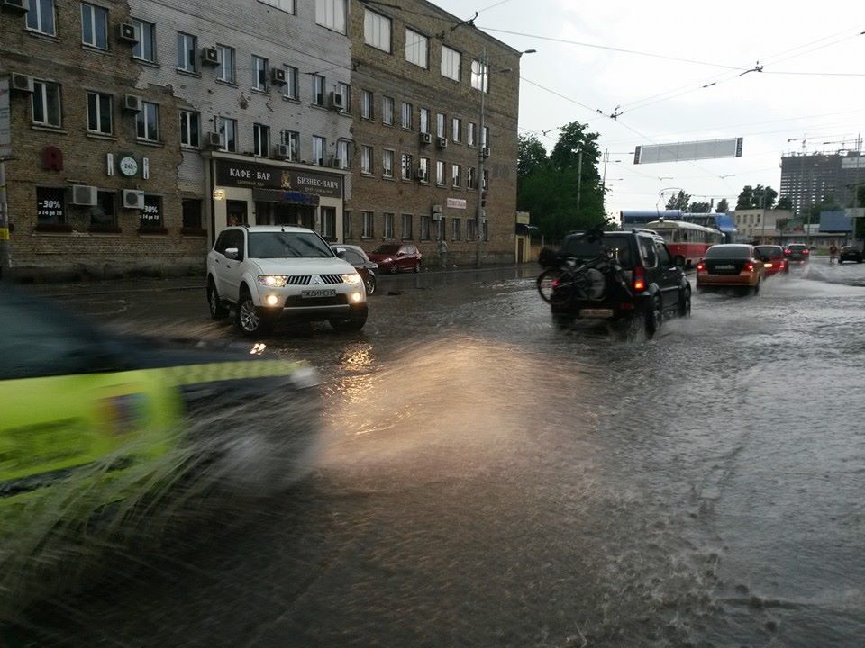 В Киеве резко испортилась погода: улицы затопило, выпал град
