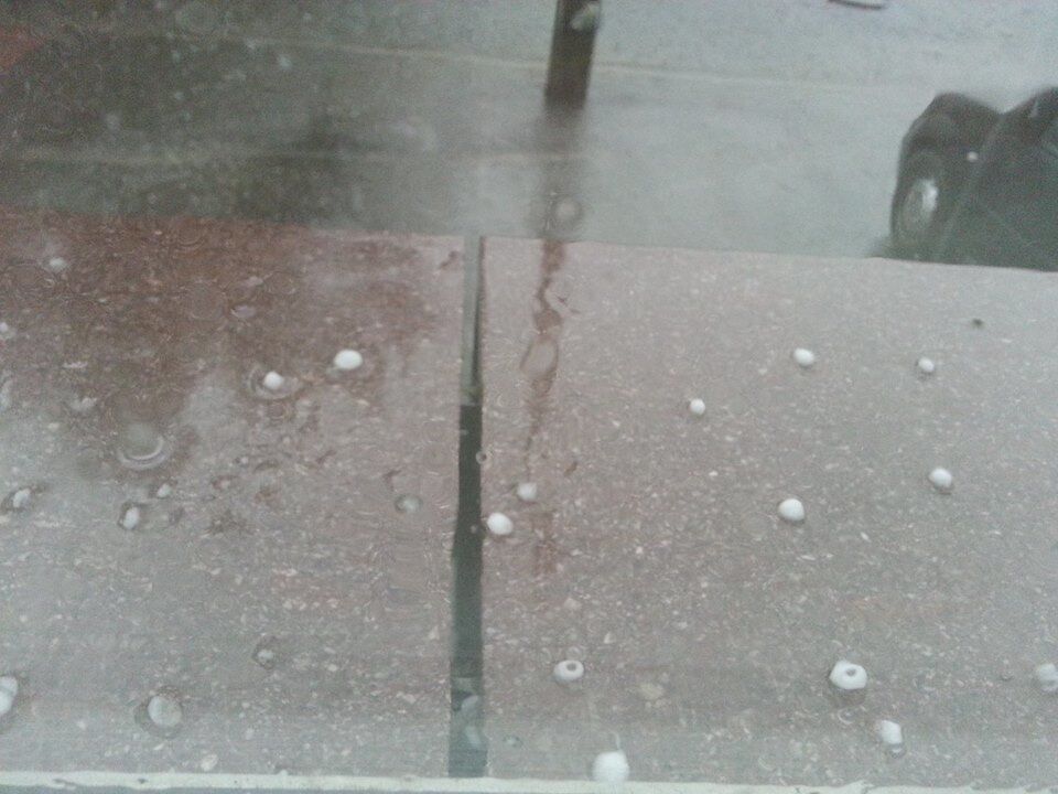 В Киеве резко испортилась погода: улицы затопило, выпал град