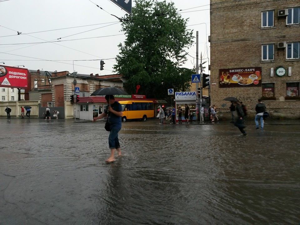 В Киеве резко испортилась погода: улицы затопило, выпал град