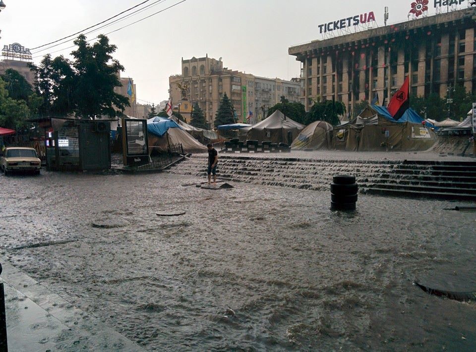 В Киеве резко испортилась погода: улицы затопило, выпал град