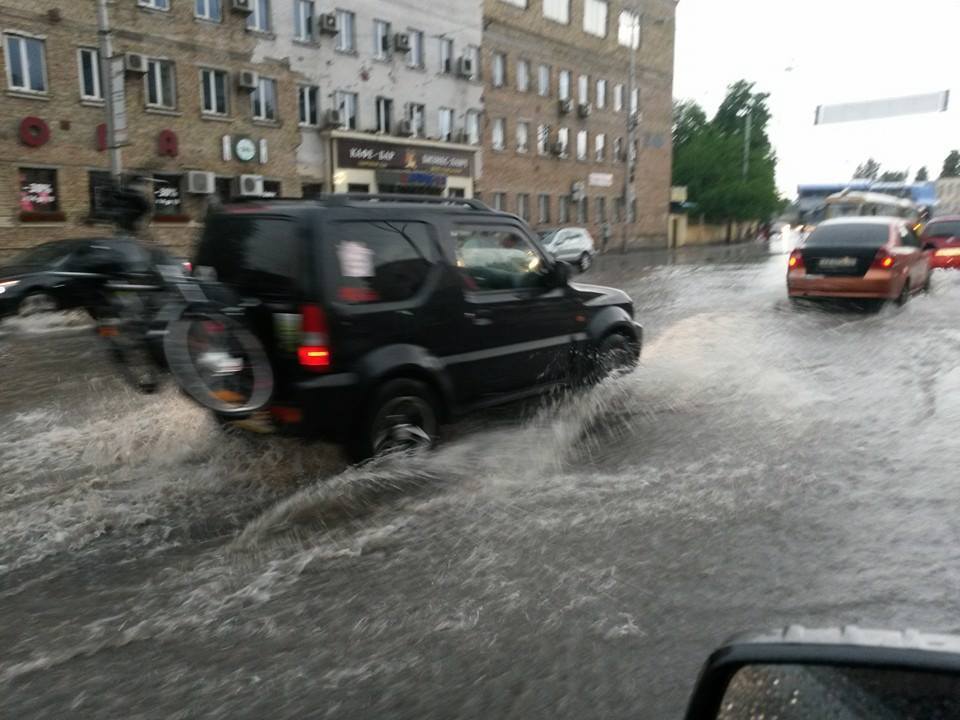 В Киеве резко испортилась погода: улицы затопило, выпал град