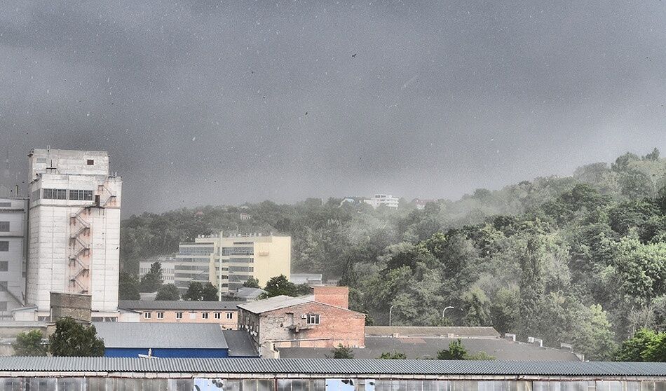 В Киеве резко испортилась погода: улицы затопило, выпал град