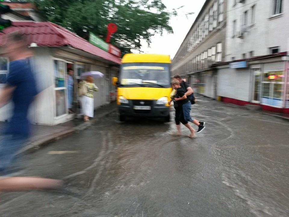 В Киеве резко испортилась погода: улицы затопило, выпал град