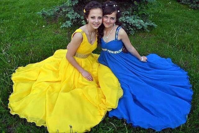 Выпускницы поразили Одессу роскошными патриотическими платьями